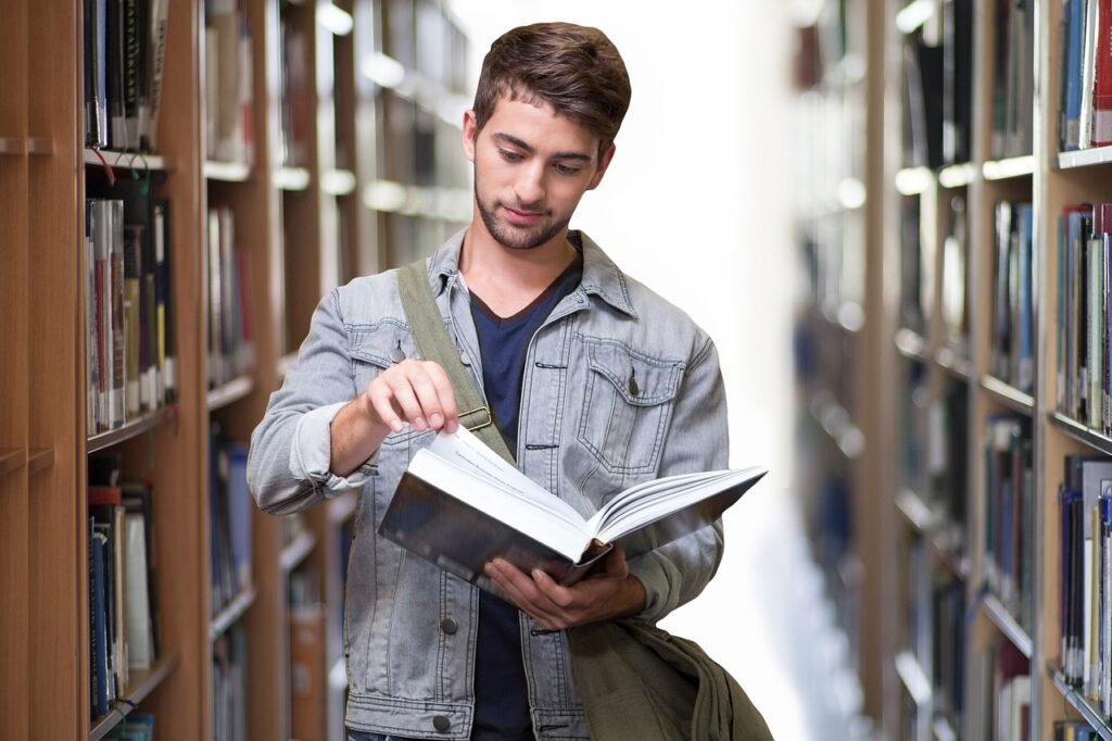 college-student-3500990_1280-1024x682 10 Dicas para Criar um Currículo que se Destaque